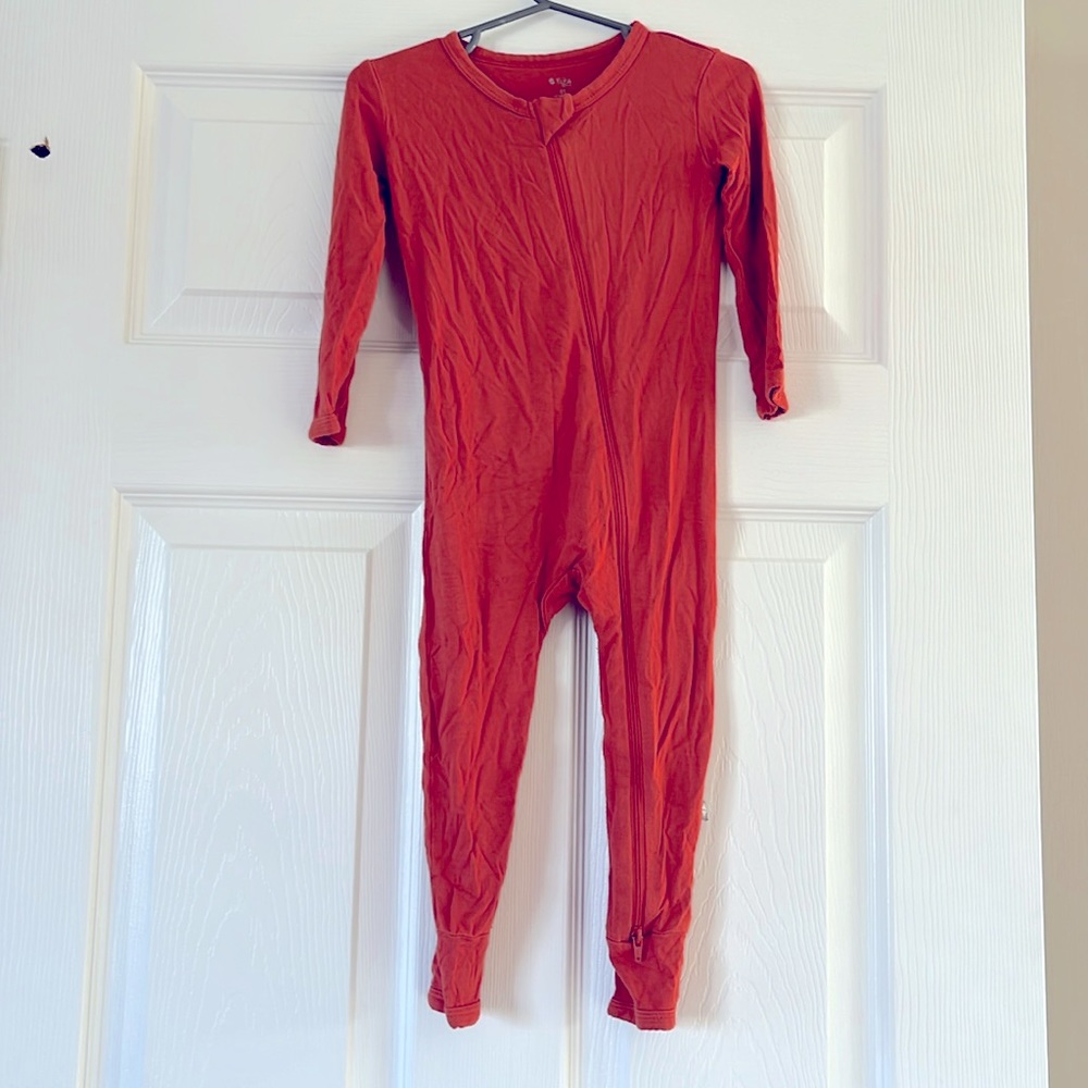 Kyte baby button romper. Size 2T Color: clementine